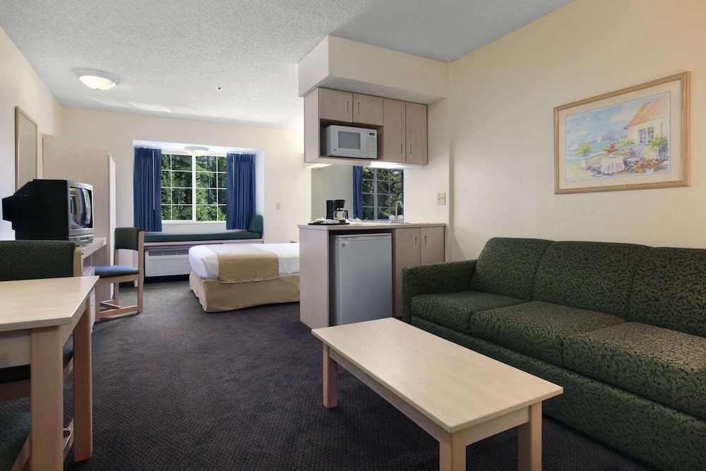 Studio Suite, 1 Queen Bed, Non Smoking - Photo 1
