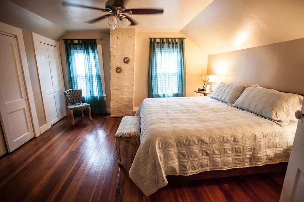 Traditional Room, 1 King Bed (Lafayette) photo 1