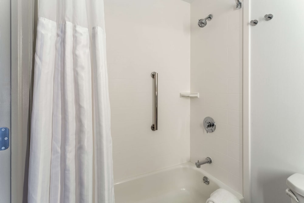 Room, 1 King Bed, Corner - Photo 8
