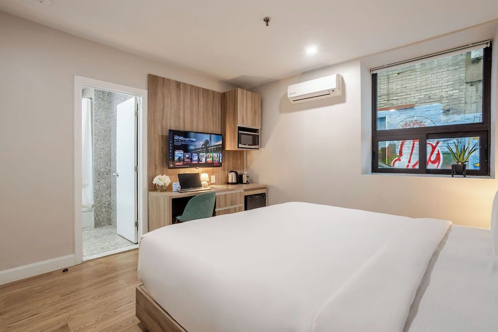 Deluxe Room, 1 King Bed photo 2