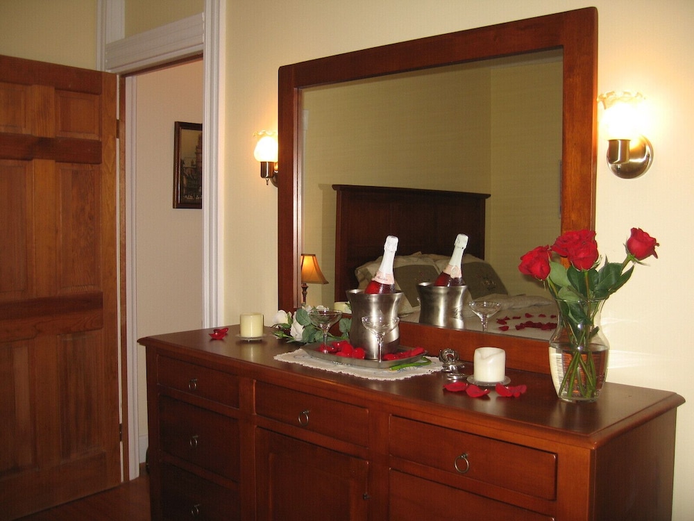Superior Double Room, Ensuite, Garden View (Rupert Suite) photo 1