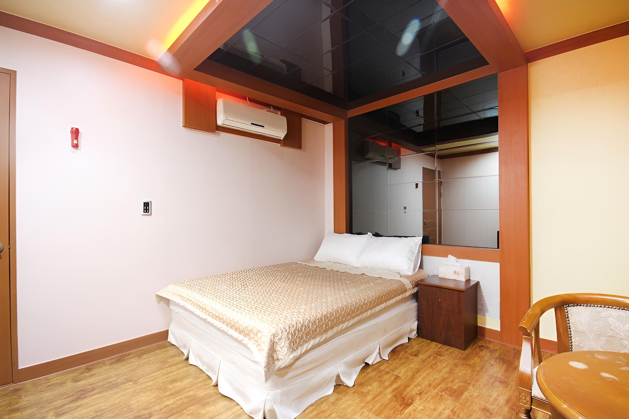 Room (Standard Room) - Photo 21