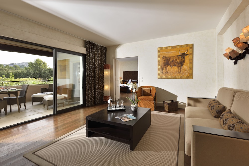 Suite - Photo 1