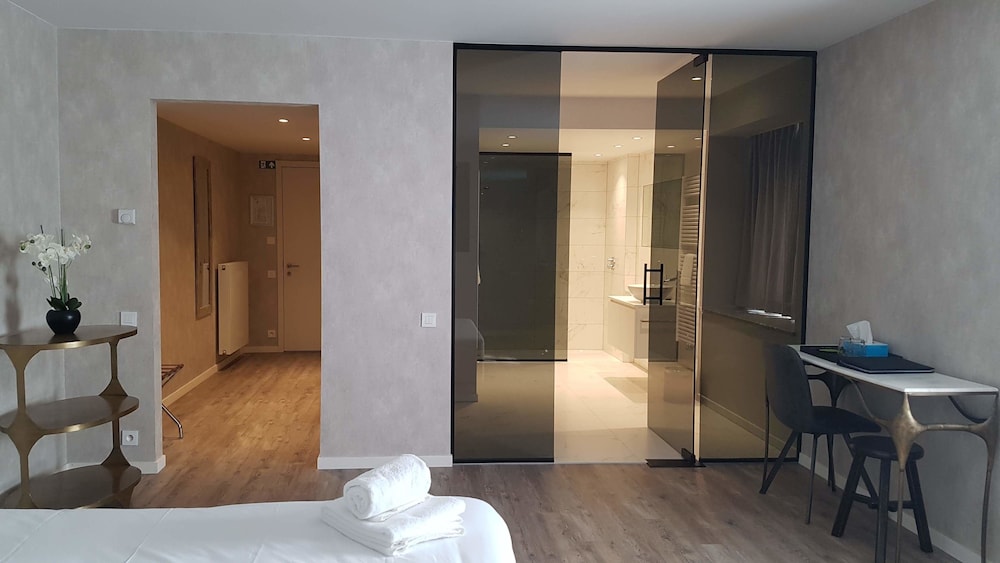 Deluxe Double Room, 1 King Bed photo 3