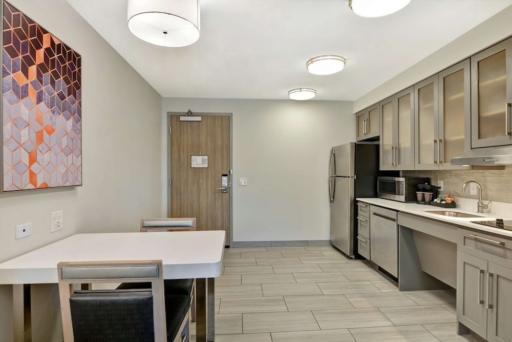 Suite, 1 Bedroom, Accessible (Roll-In Shower) - Photo 2