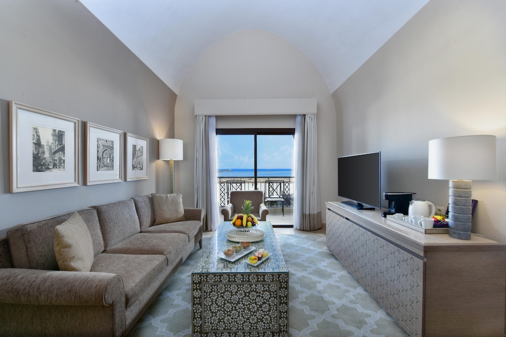 Executive Suite, 1 Queen Bed, Pool View