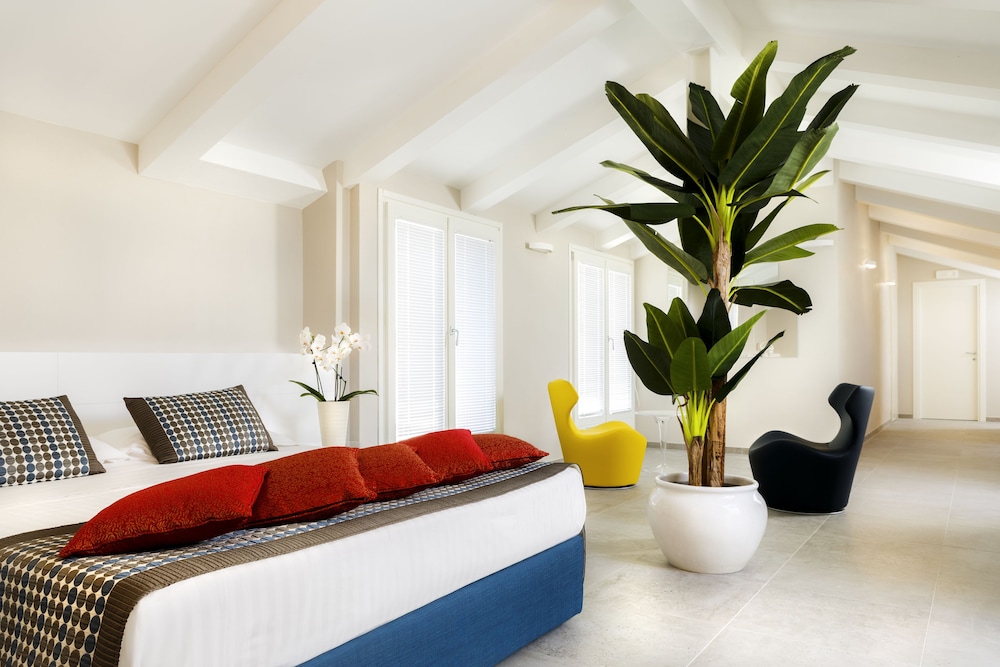 Design Suite, 1 King Bed, Non Smoking, Balcony - Photo 14