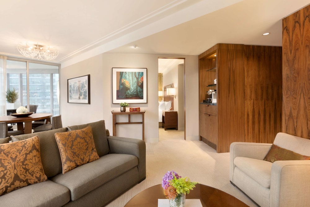 Deluxe Suite, 1 Bedroom, Balcony - Photo 11