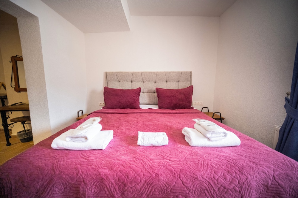 Standard Double Room - Photo 8