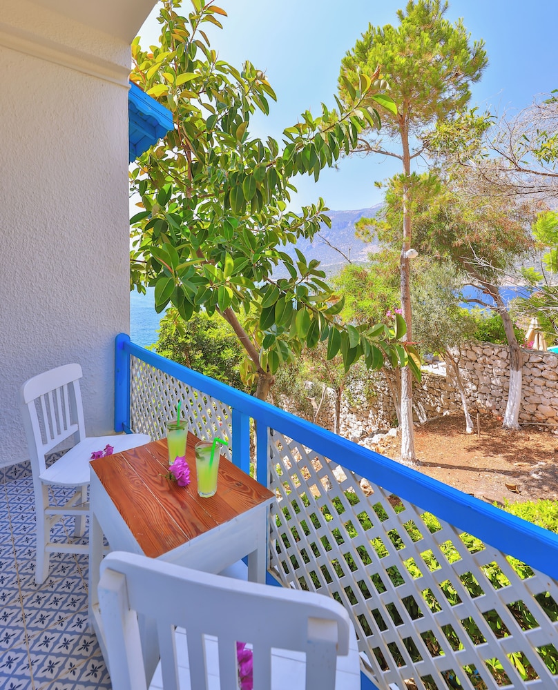 Double Room, Balcony, Partial Sea View photo 2