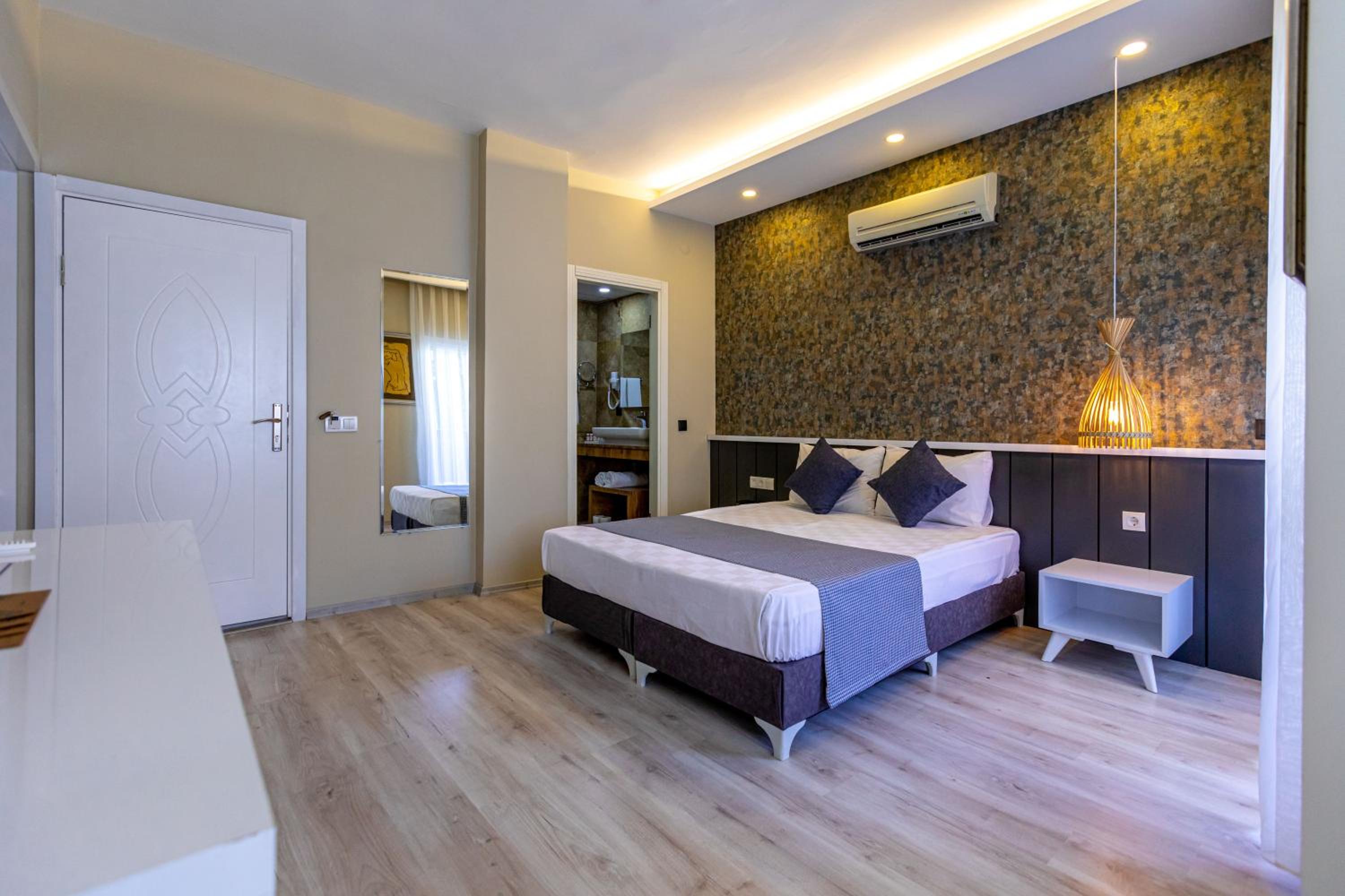 Deluxe Double Room with Balcony photo 2