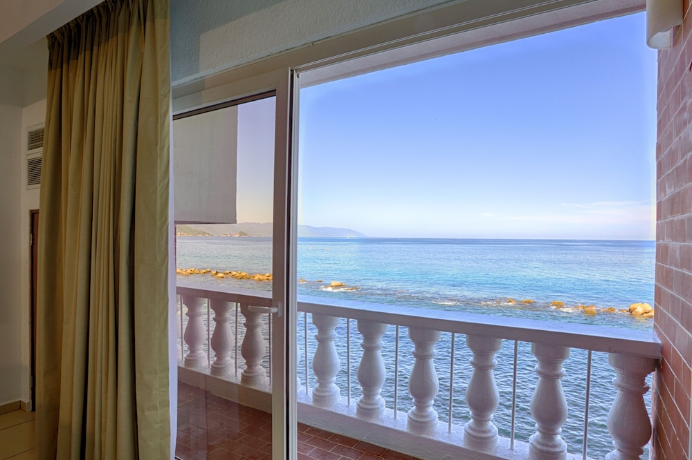 Deluxe Studio Oceanfront King Size With Balcony Sofa Bed