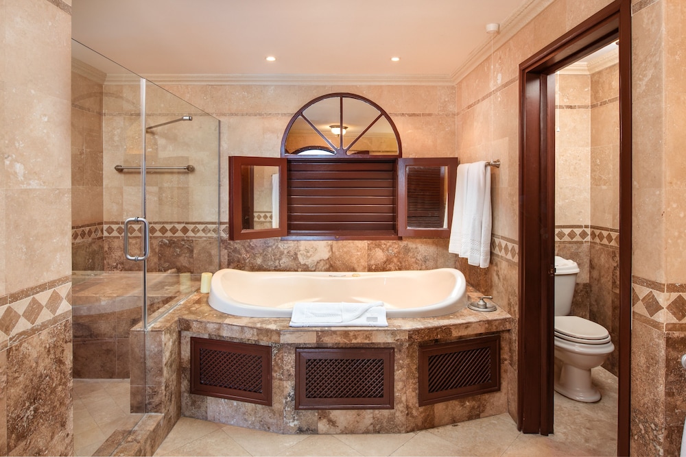 2 Bed Ocean View Suite with 28ft Pool - Photo 3