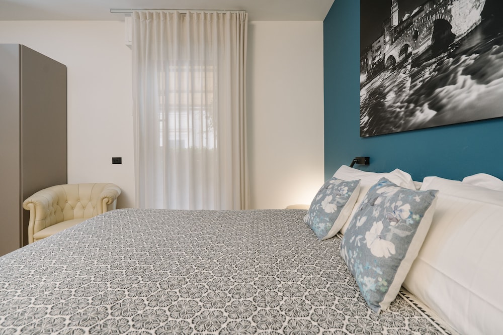 Deluxe Annex Studio Suite with One Queen Bed and Terrace (Non Smoking) thumbnail 5