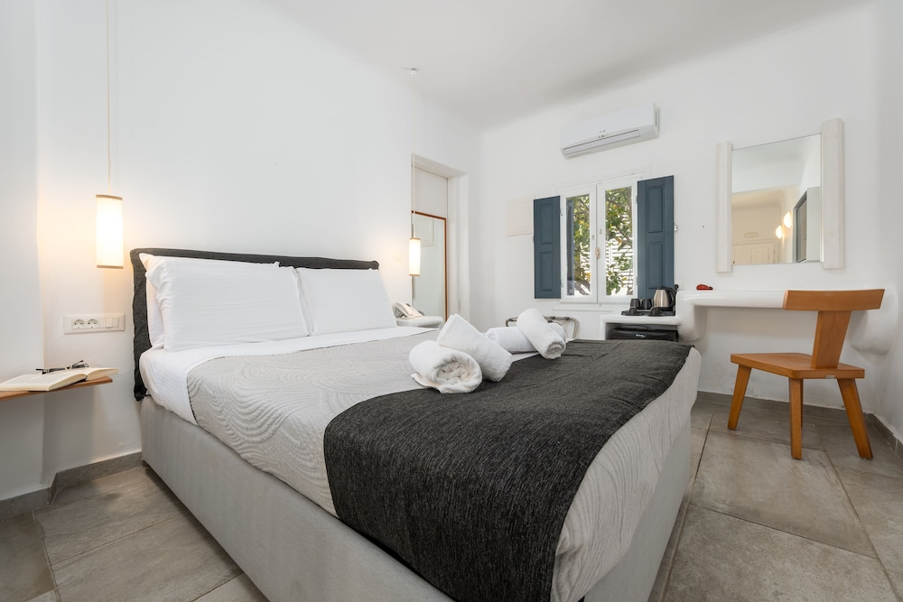Deluxe Suite with Plunge Pool & Caldera View - Photo 10
