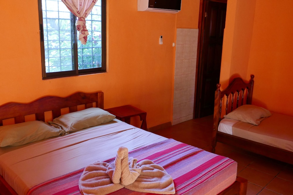 Deluxe Triple Room, Private Bathroom photo 2