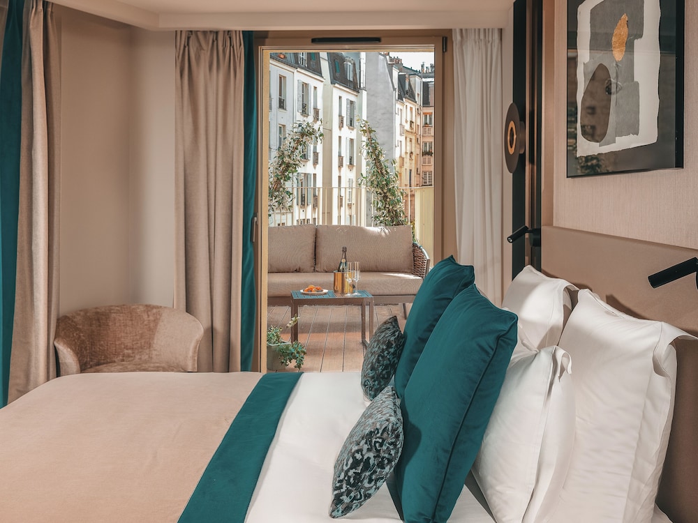 Superior Double Room with Balcony - Free Sauna and Gym Access photo 1