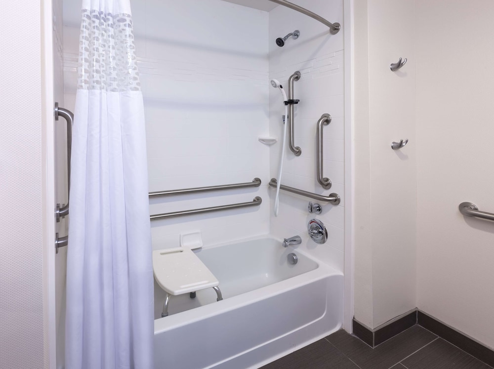 Room, 2 Queen Beds, Accessible, Bathtub photo 2