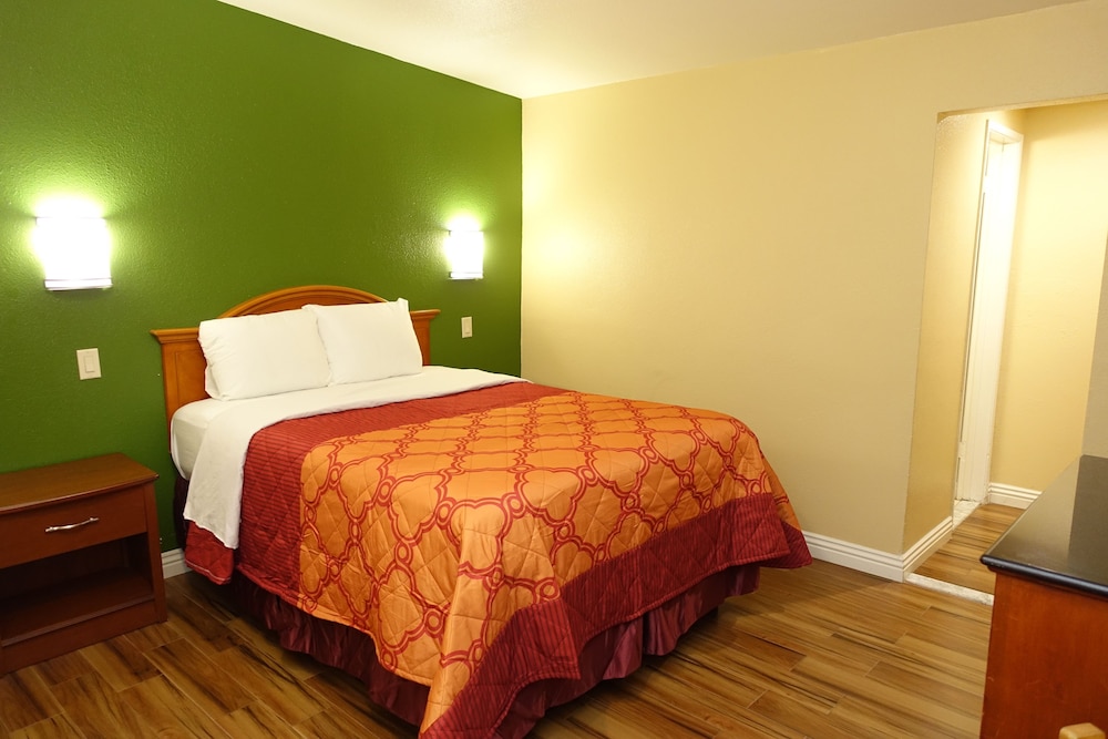 Standard Room, 1 Queen Bed, Refrigerator & Microwave photo 3