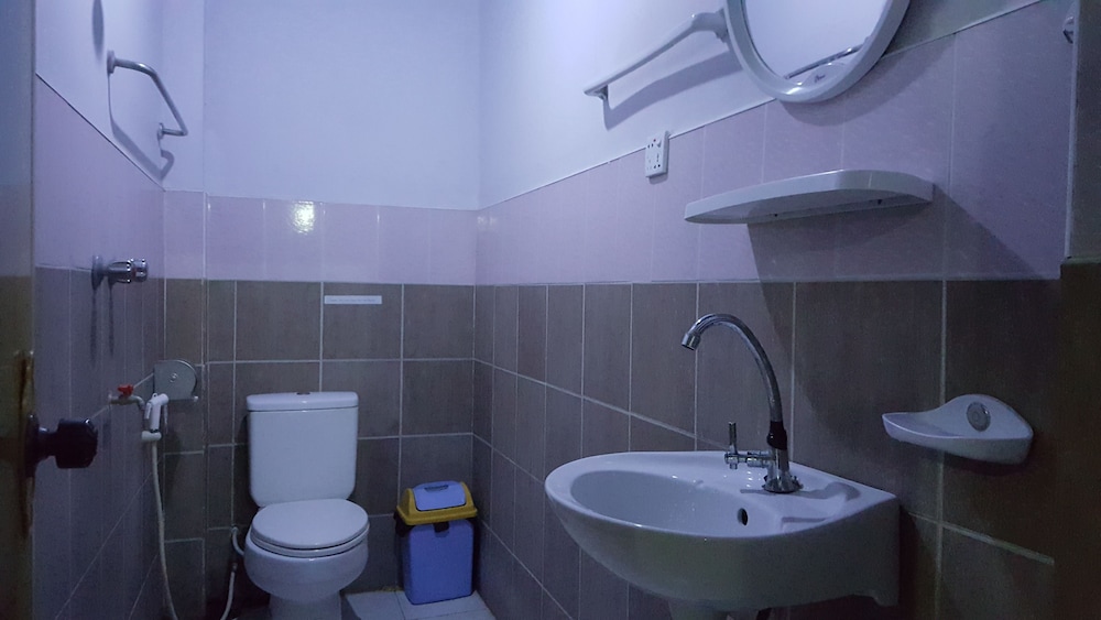 Economy Room (outside shower) photo 2