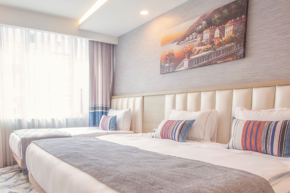Deluxe Triple Room, Non Smoking, City View