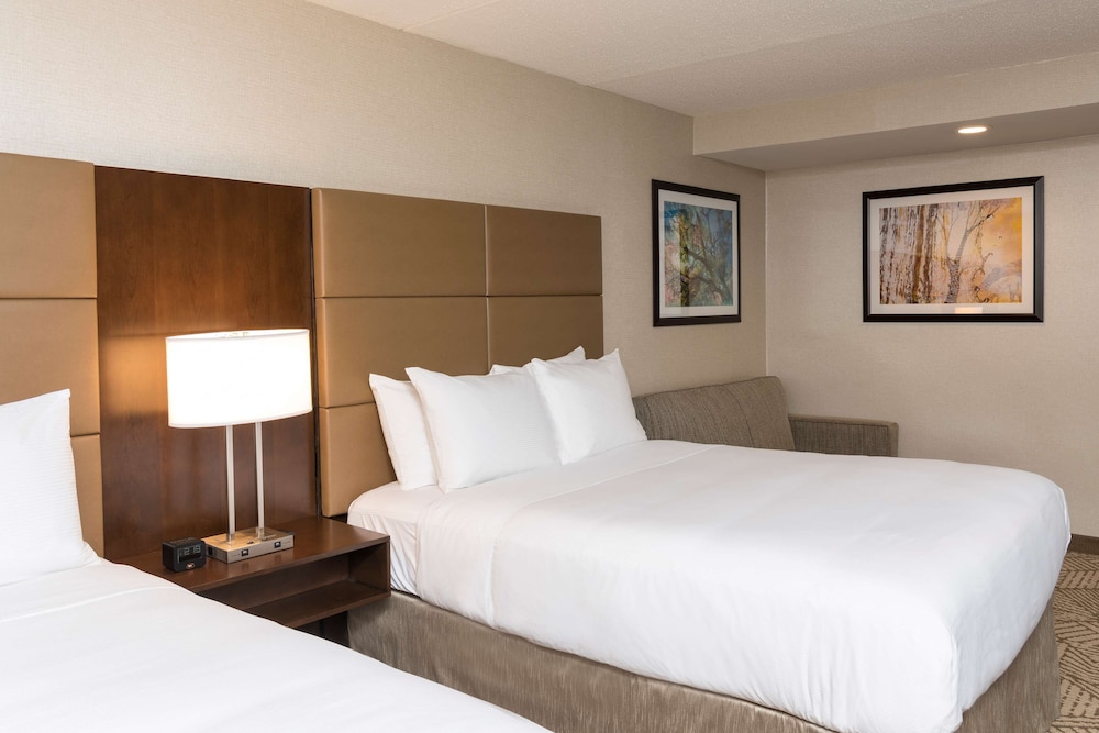 Deluxe Room, 2 Queen Beds, Accessible, Bathtub (Mobility & Hearing) - Photo 4
