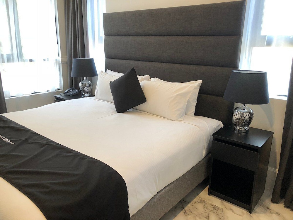 Premium Room, 1 King Bed photo 3