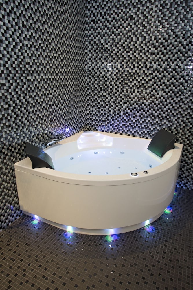 Deluxe Suite, Jetted Tub