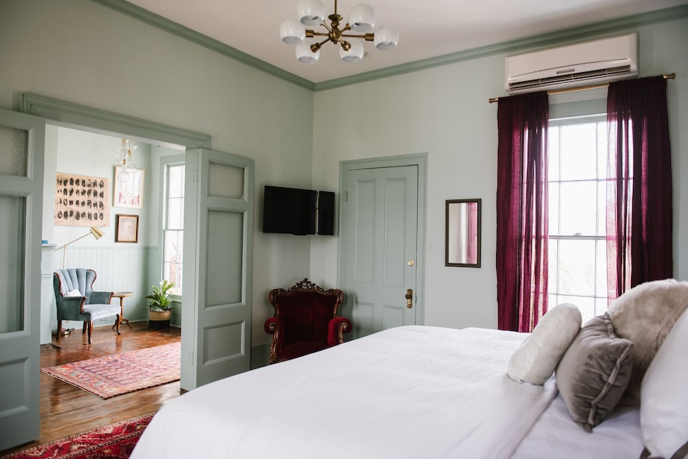 Suite, 1 King Bed (The Newlyweds) photo 2