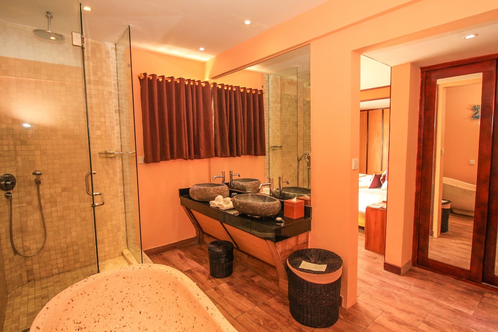Two Bedroom Family Suite - Photo 5