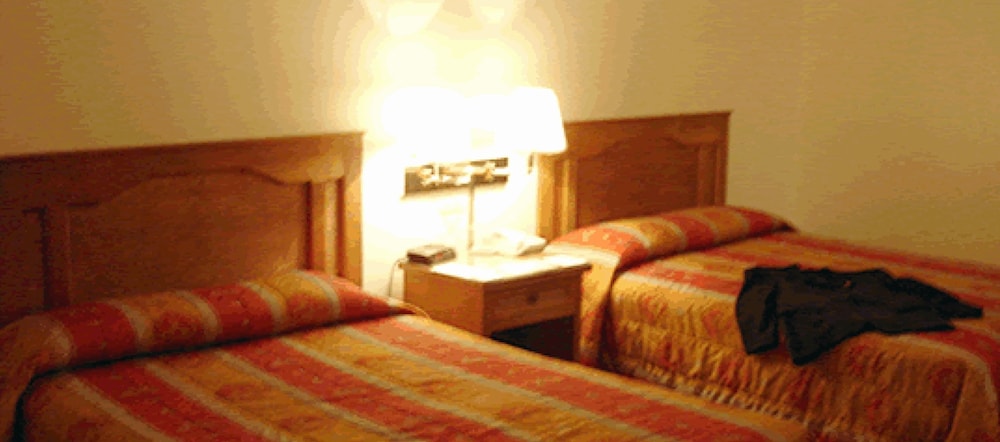 Double Room, 2 Queen Beds - Photo 6