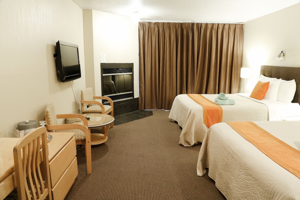 Room, 2 Queen Beds, Single Whirlpool Tub