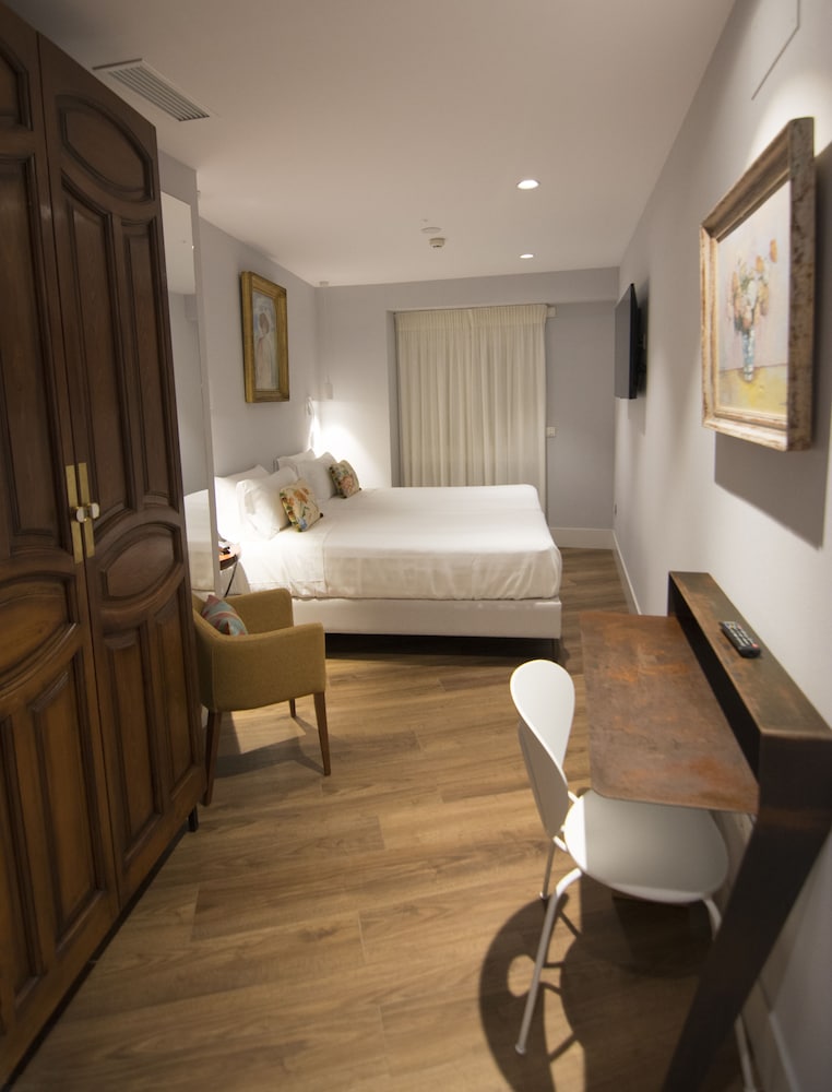 Double or Twin Room - Photo 9