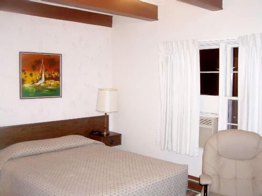 Deluxe room with queen bed photo 1