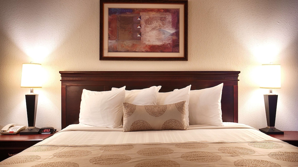 Standard Room, 1 King Bed with Sofa bed, Non Smoking, Refrigerator & Microwave (with Sofabed) - Photo 2