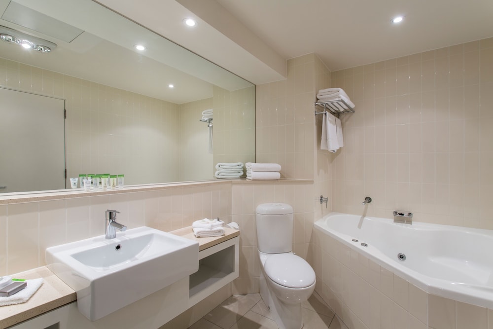 Executive Suite, 1 King Bed, Non Smoking, Jetted Tub - Photo 14