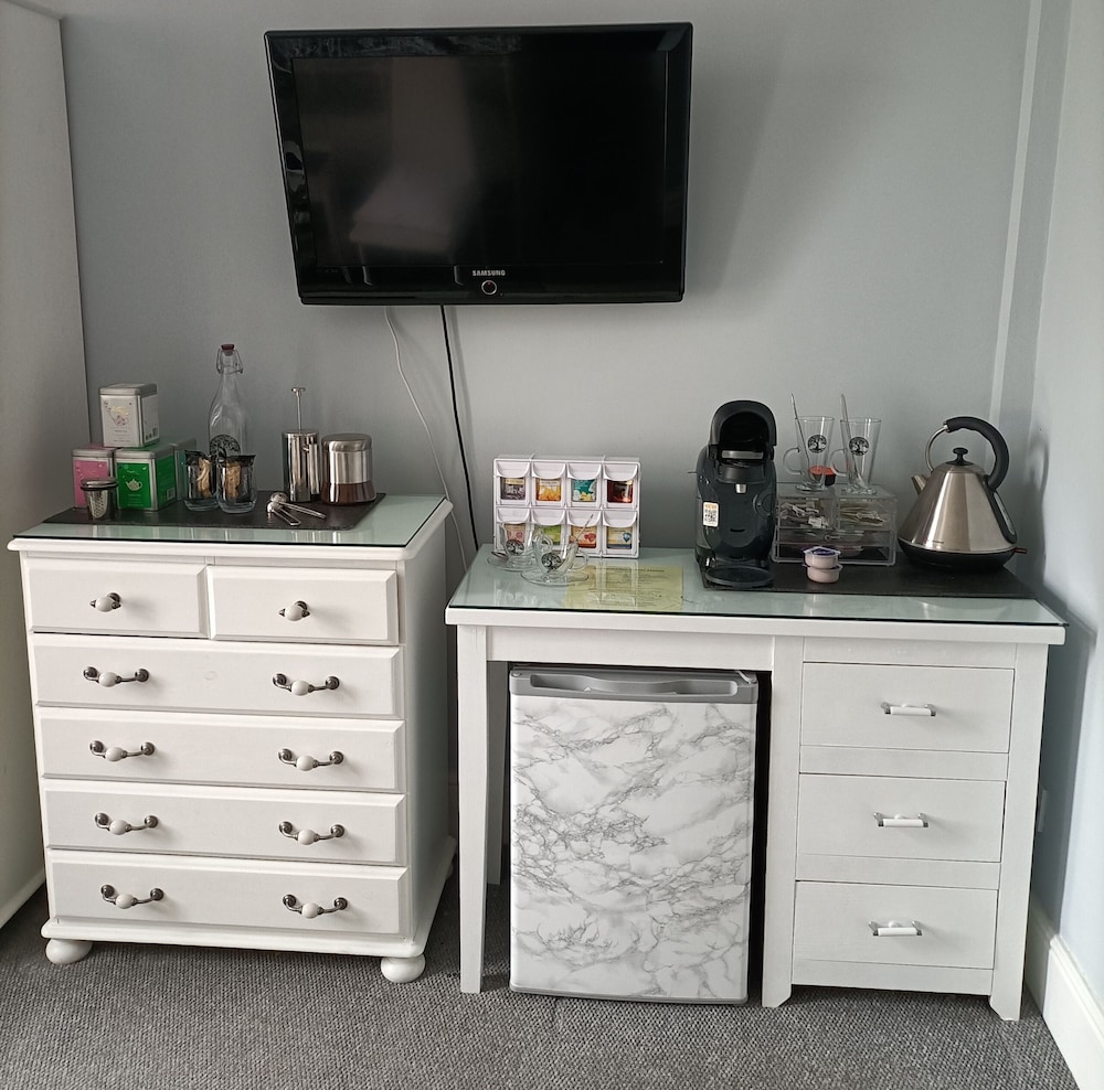Double Room (King-Ensuite with Shower) photo 2