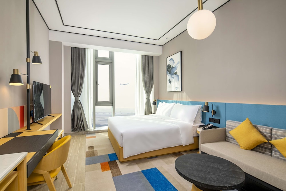 Business Suite, 1 King Bed thumbnail 5