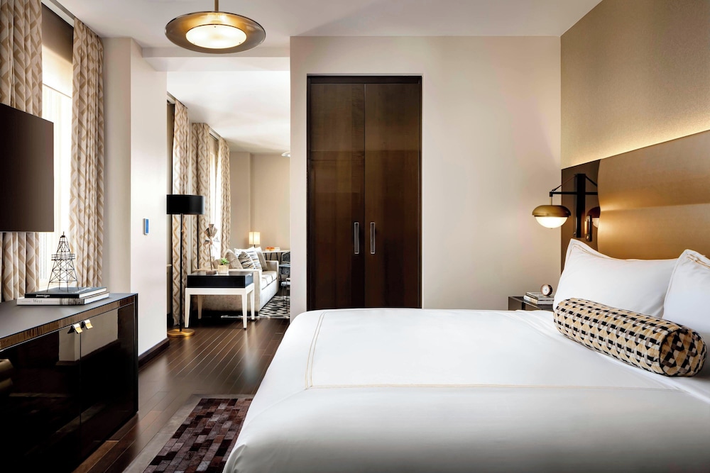 Suite, 1 King Bed with Sofa bed photo 3