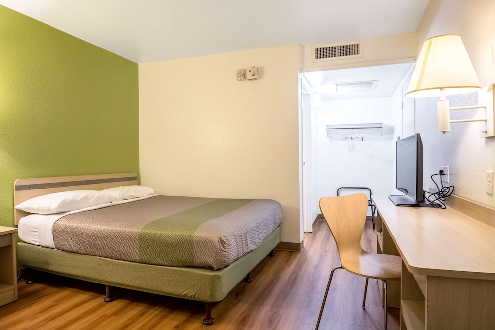 Standard Room, 1 Queen Bed, Non Smoking photo 3
