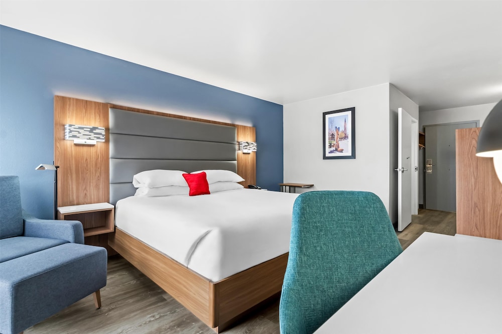 Deluxe Room, 1 King Bed, Mobility Accessible photo 2