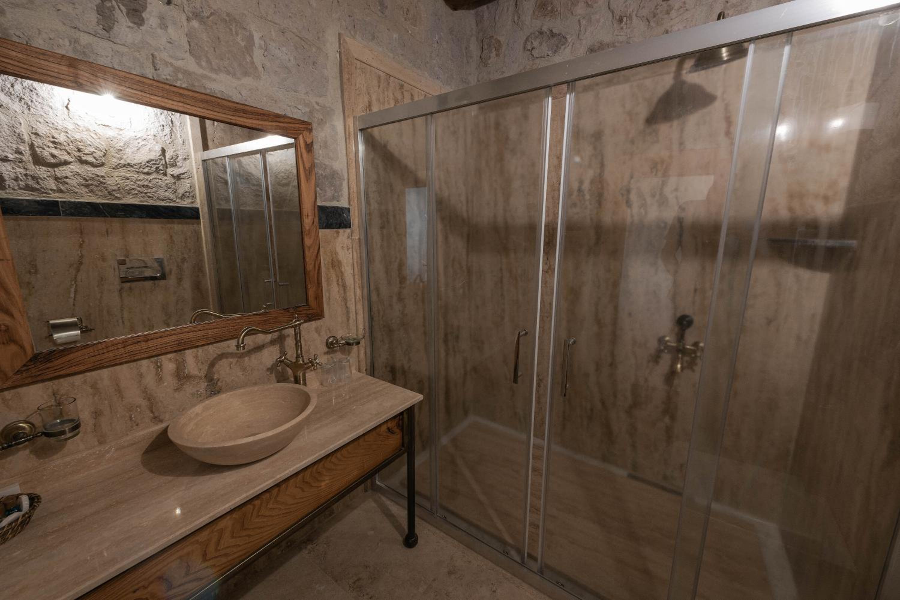 Large Twin Room - Photo 3