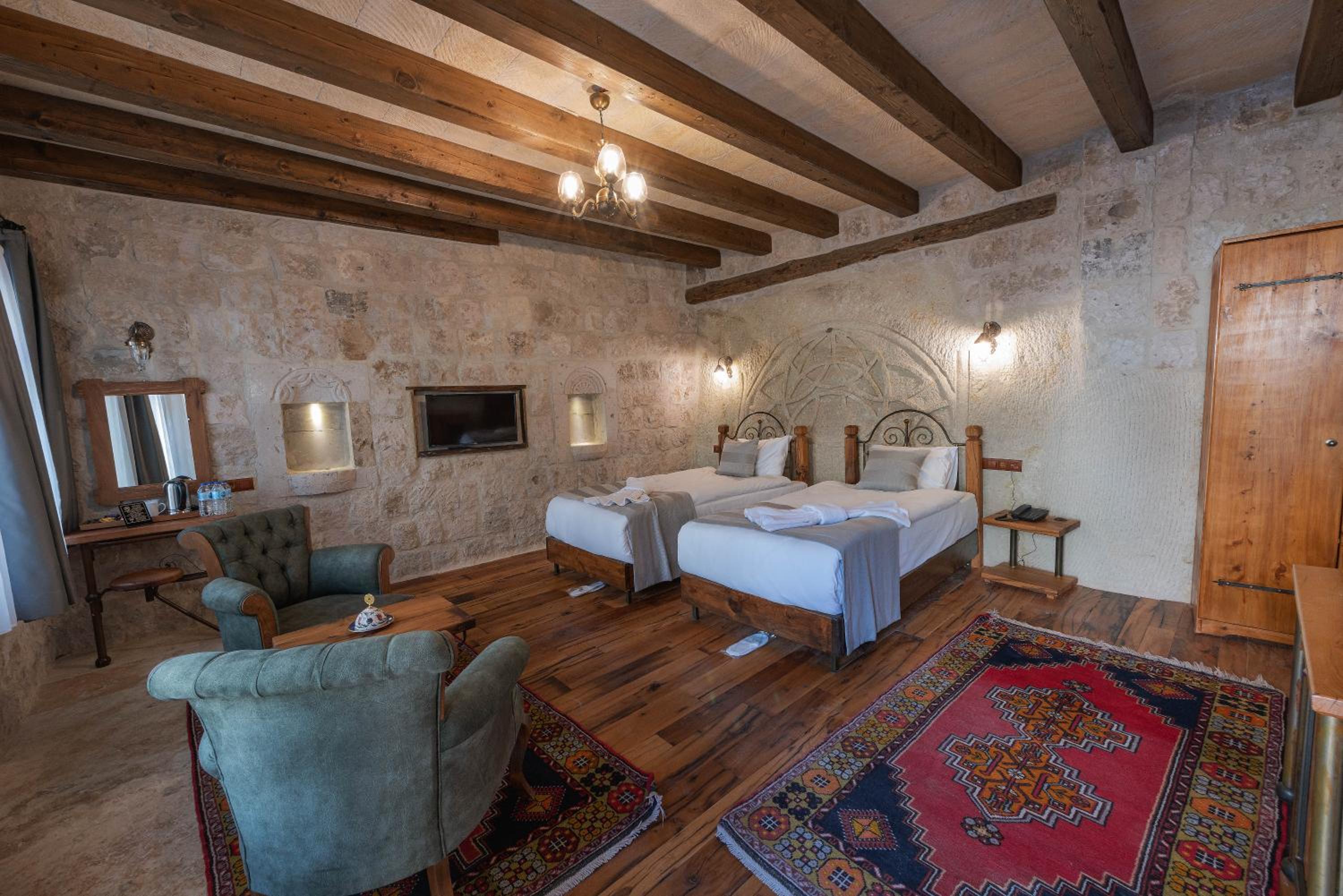 Large Twin Room - Photo 1