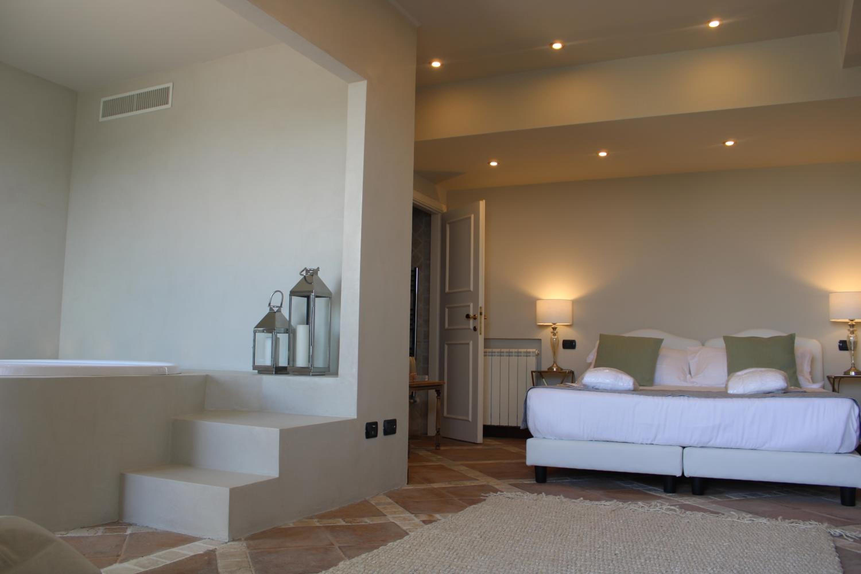 Suite with Lake View and Hot Tub  - Photo 1