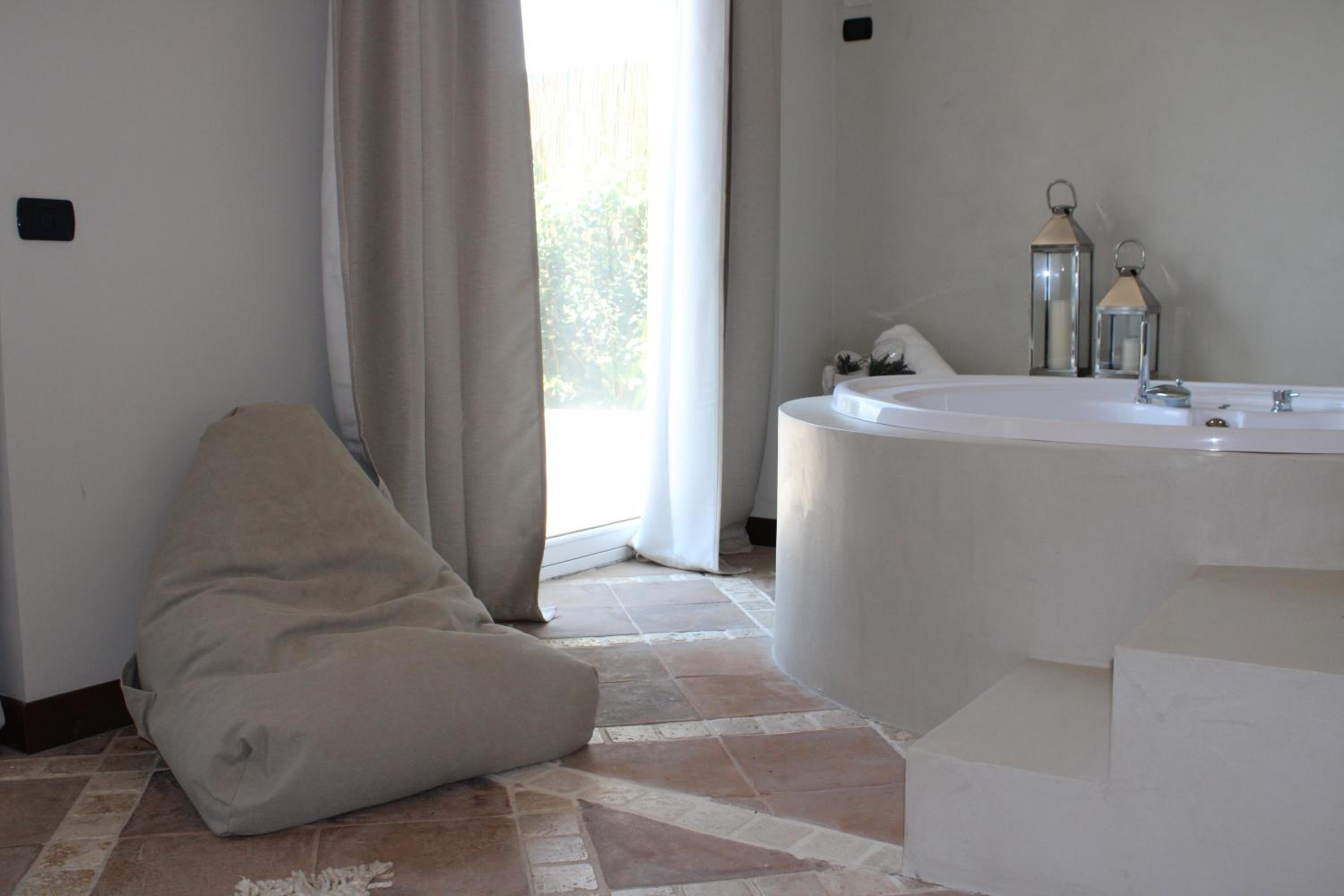 Suite with Lake View and Hot Tub  - Photo 2