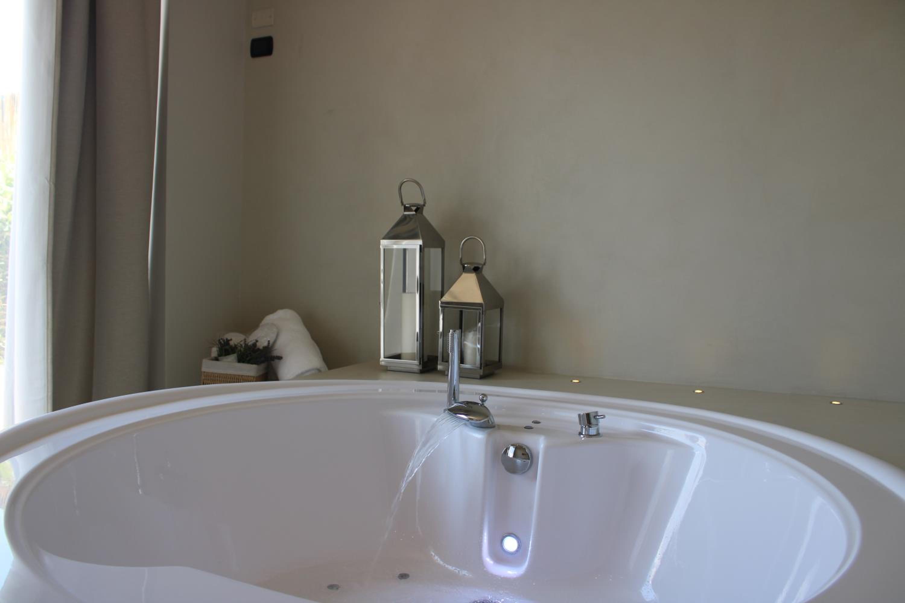 Suite with Lake View and Hot Tub  - Photo 4