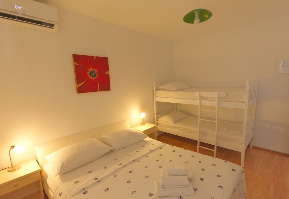 Basic Triple Room, 1 Bedroom, Shared Bathroom, Garden View photo 3