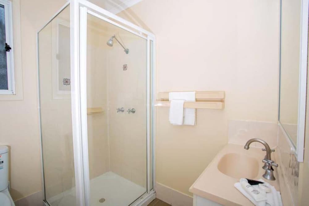 Standard Cabin - Sleeps 4 - Dog Friendly photo 2