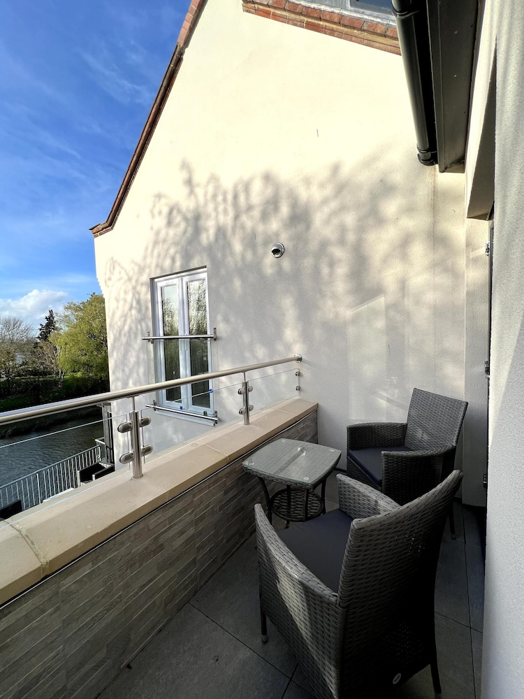Superior Room, 1 King Bed, River View photo 3