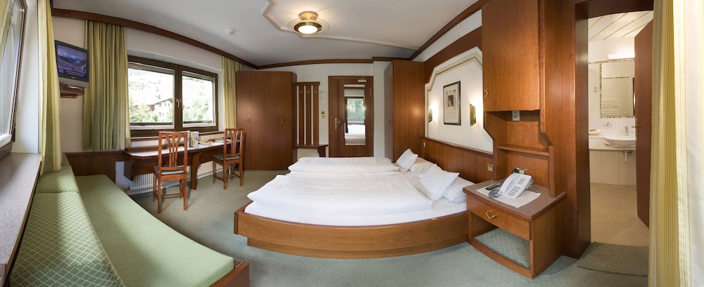 Double Room, Balcony, Mountain View photo 3